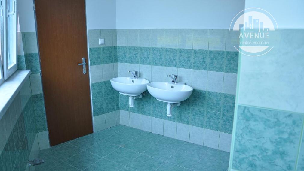 Na prenájom showroom, kancelária, sklad