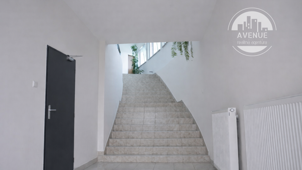 Na prenájom showroom, kancelária, sklad