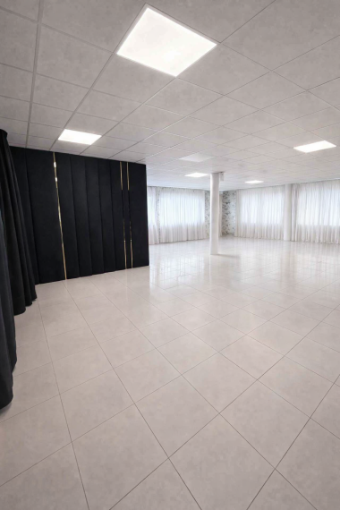 Showroom 120 m2 - cena 9 Eur/m2/mesiac bez DPH , vrátane energií