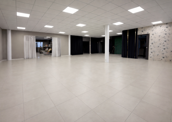 Showroom 120 m2 - cena 9 Eur/m2/mesiac bez DPH , vrátane energií