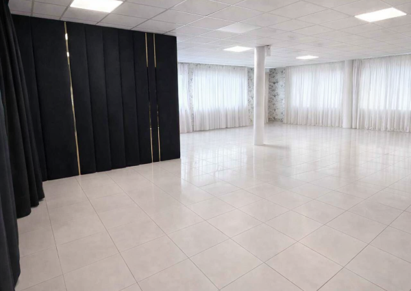 Showroom 120 m2 - cena 9 Eur/m2/mesiac bez DPH , vrátane energií